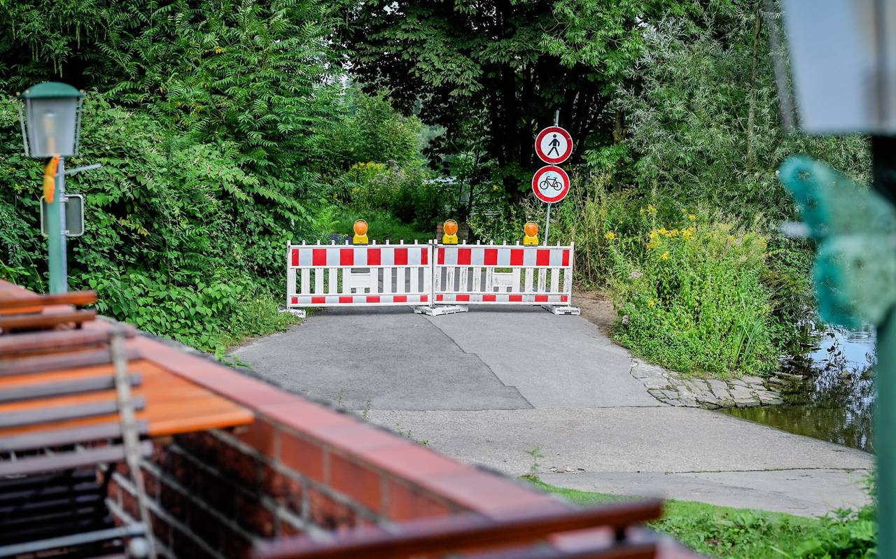 Der gesperrte Raduferweg am Donnerstag, den 15. August 2024 nähe der roten Mühle. Der Ruhrradweg ist im Bereich Heisinger Aue / Rote Mühle gesperrt