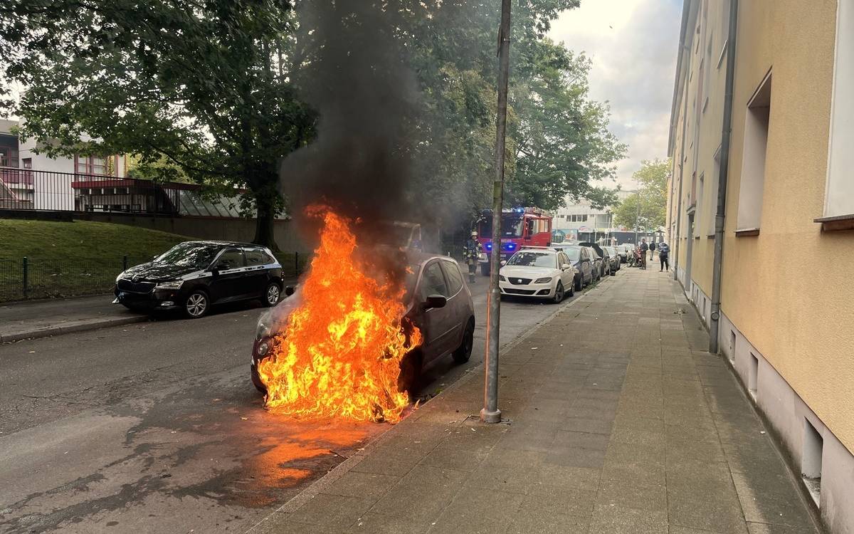 Auto brennt in Essen-Frohnhausen