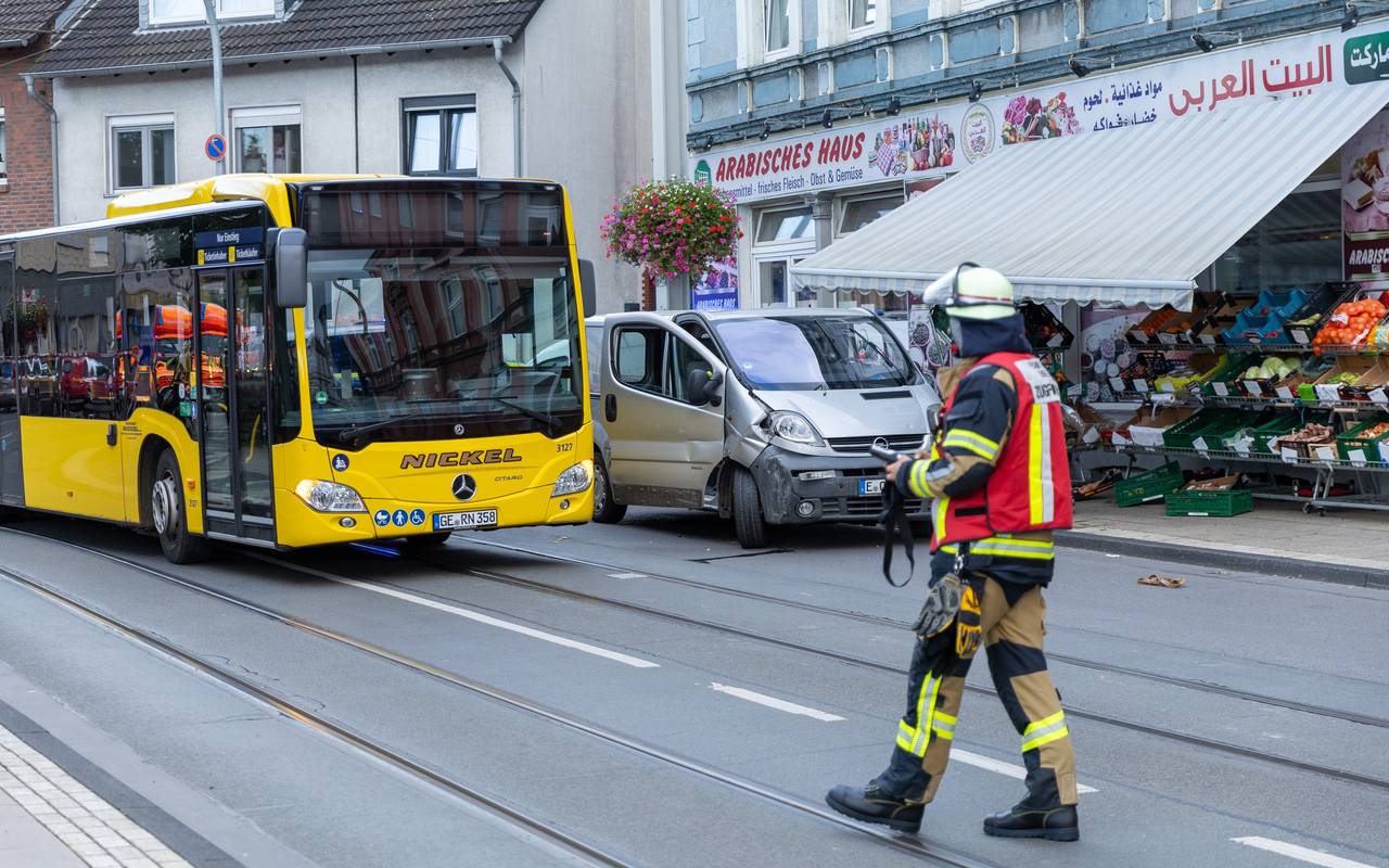 Ein Mann fährt mit Lieferwagen in einen Laden in Essen