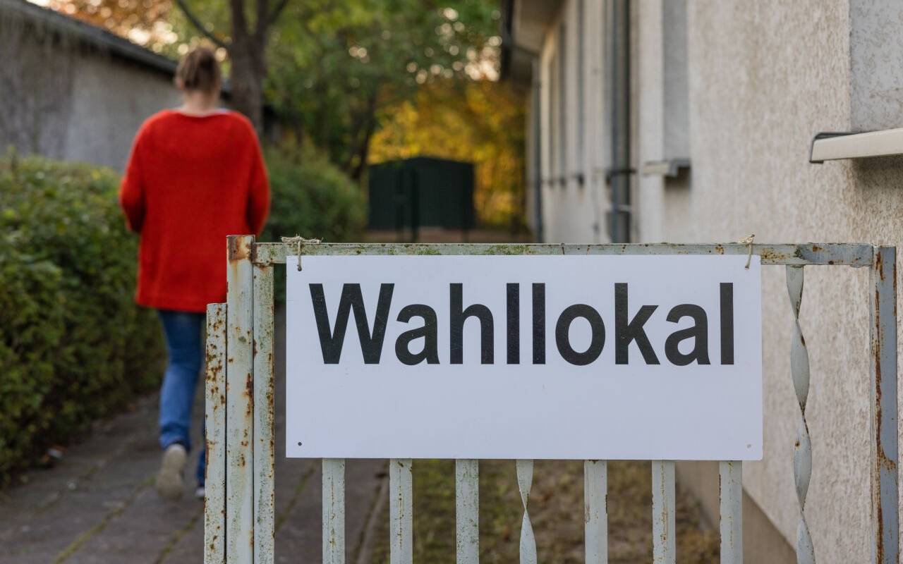 Eine Wahlhelferin läuft in ein Wahllokal. In Brandenburg findet am Sonntag die Landtagswahl statt.