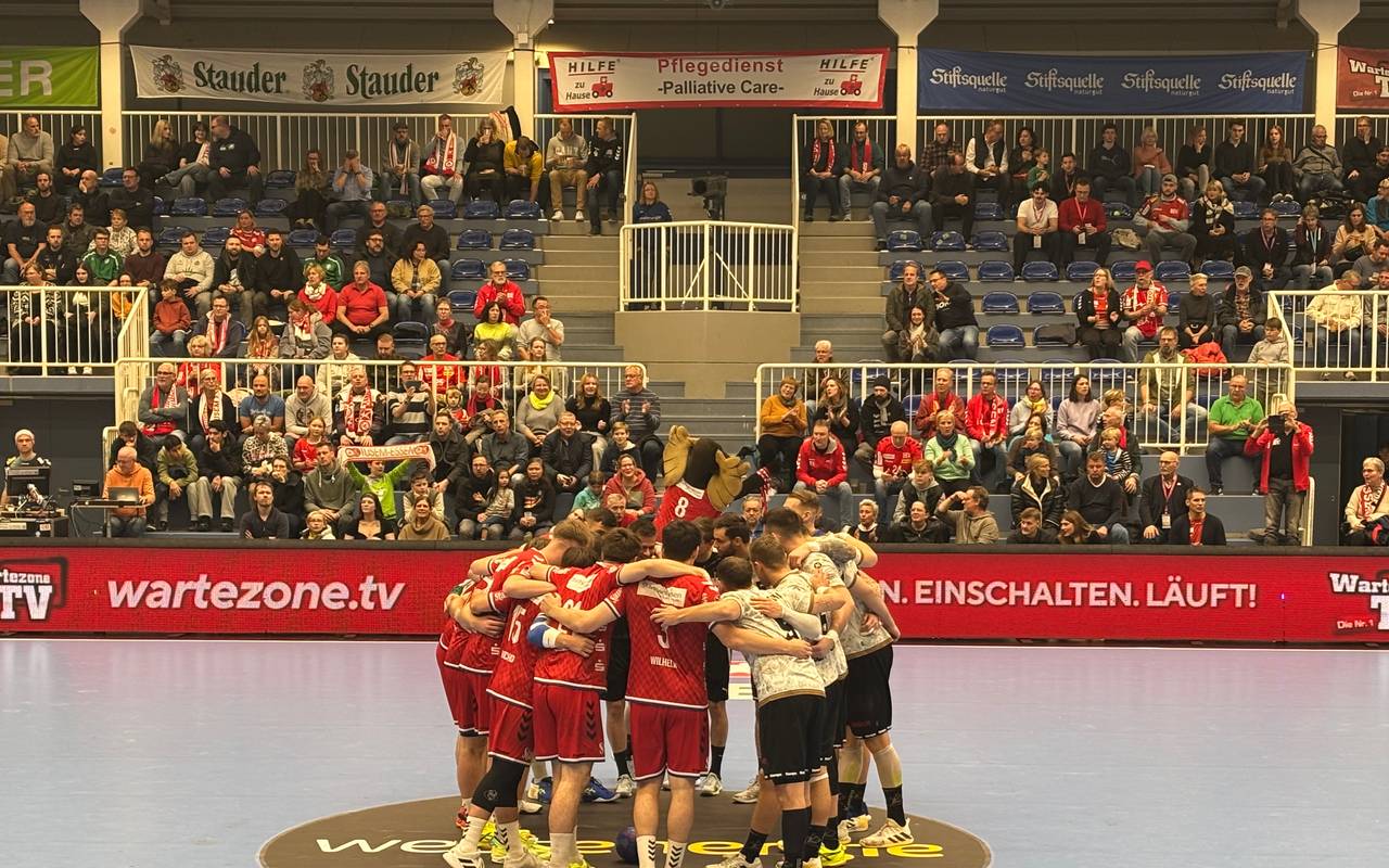 Der TUSEM Essen und der HC Elbflorenz versammeln sich zum Sportlergruß.