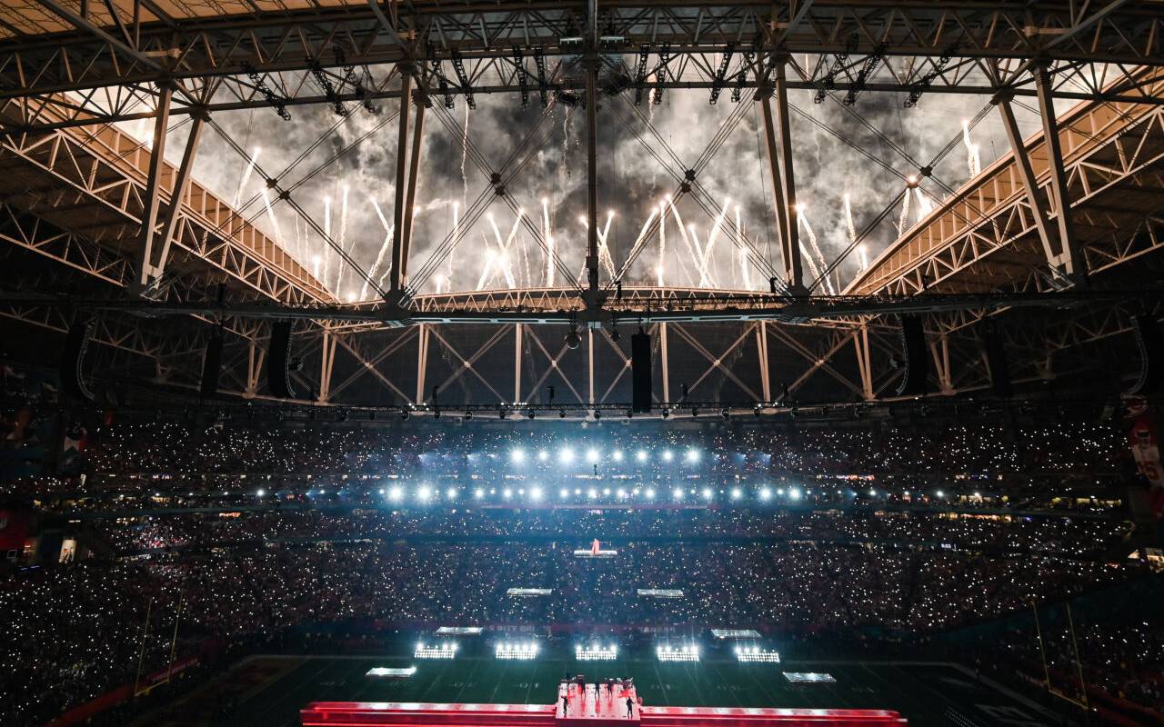 Philadelphia Eagles - Kansas City Chiefs, Super Bowl im State Farm Stadium: Rihanna tritt während der Halbzeitshow auf.