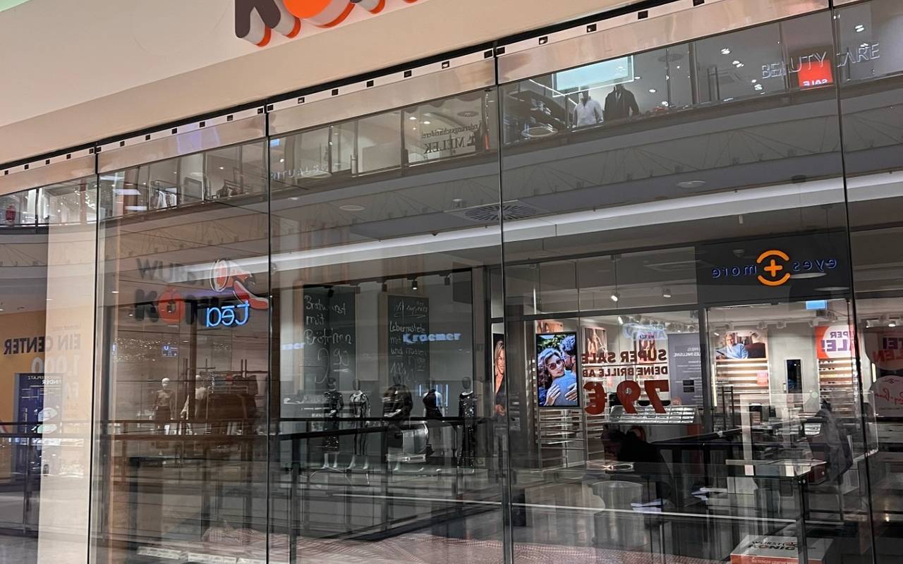 Eine fertig gebratene Currywurst (Symbolbild).