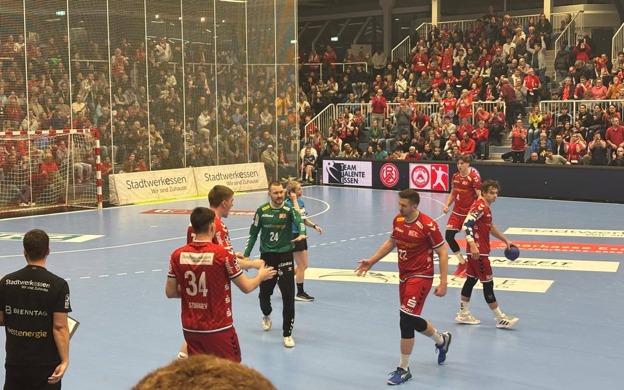 TUSEM Essen führt zur Pause klar gegen den Bergischen HC.