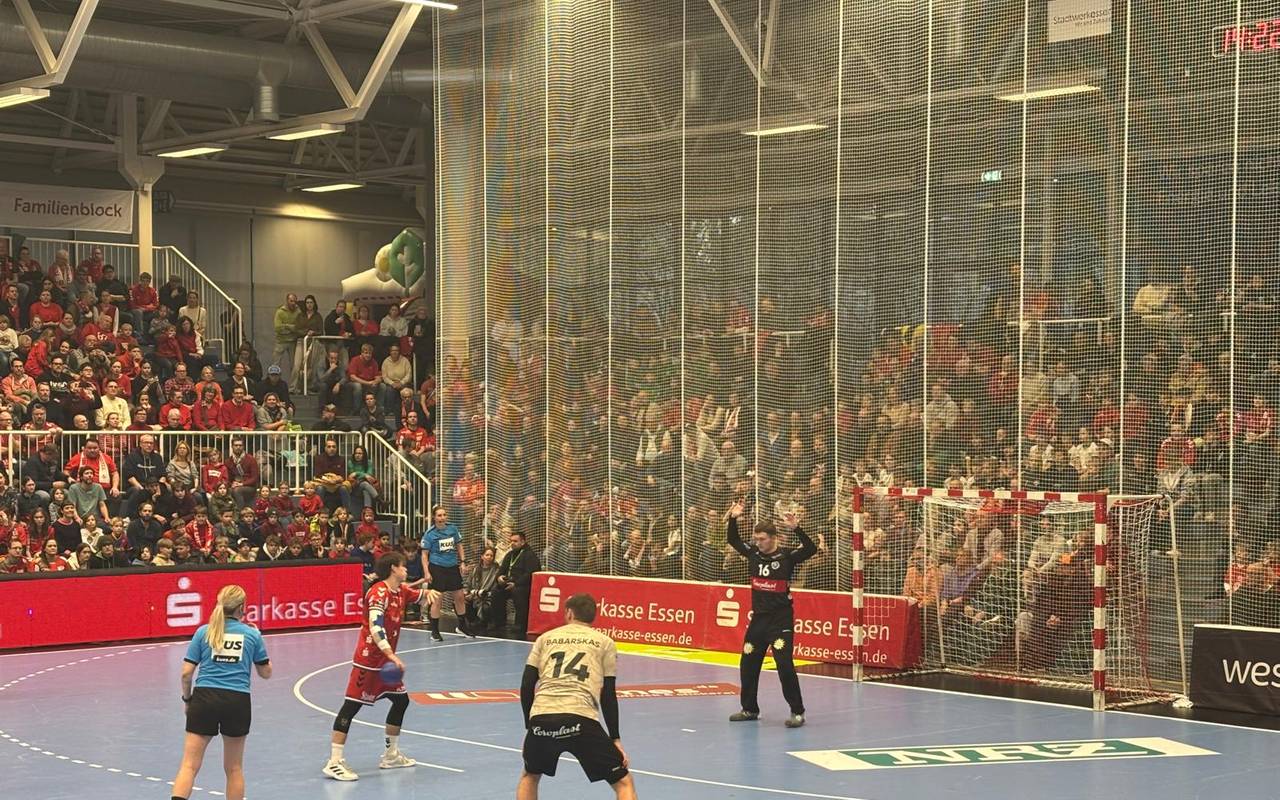 Nils Homscheid gegen Ex-TUSEM-Keeper Lukas Diedrich.