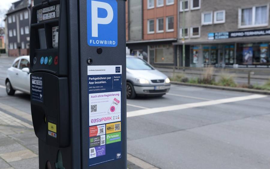Ansicht eines Parkscheinautomaten mit ordnungsgemäßem QR-Code.