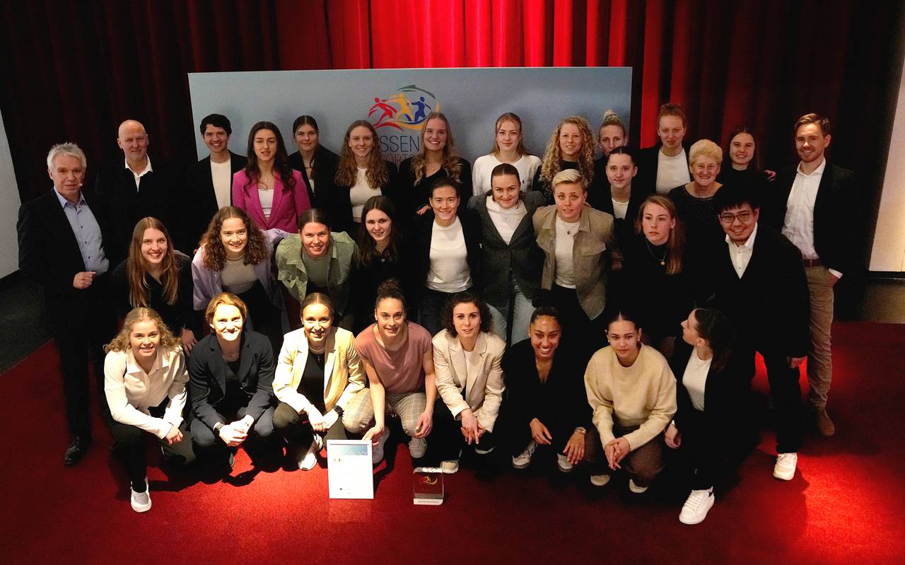 Die Mannschaft der SGS Essen auf dem roten Teppich bei der Sportgala.