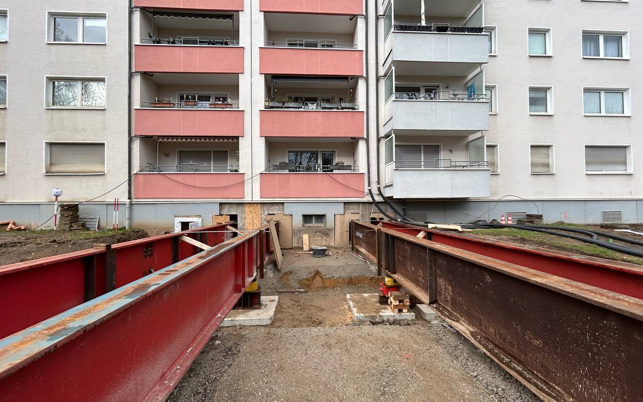 Zur Sicherung eingebautes Stahlträgersystem am Wohngebäude Spervogelweg 26/28 in Essen-Freisenbruch.