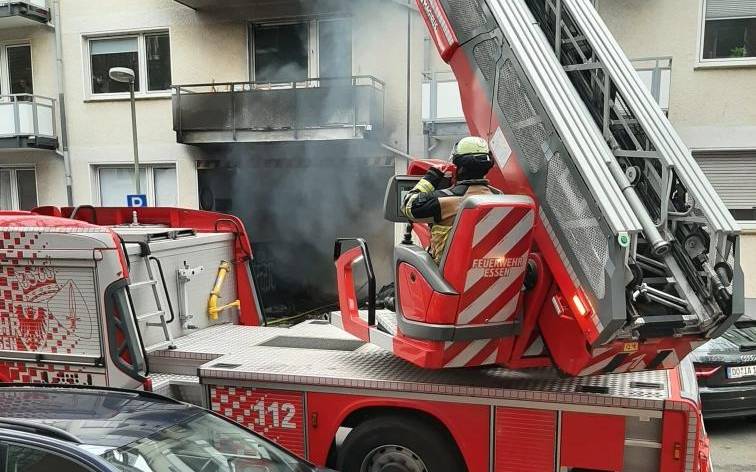 Müllberg brennt in Werderstraße in Essen