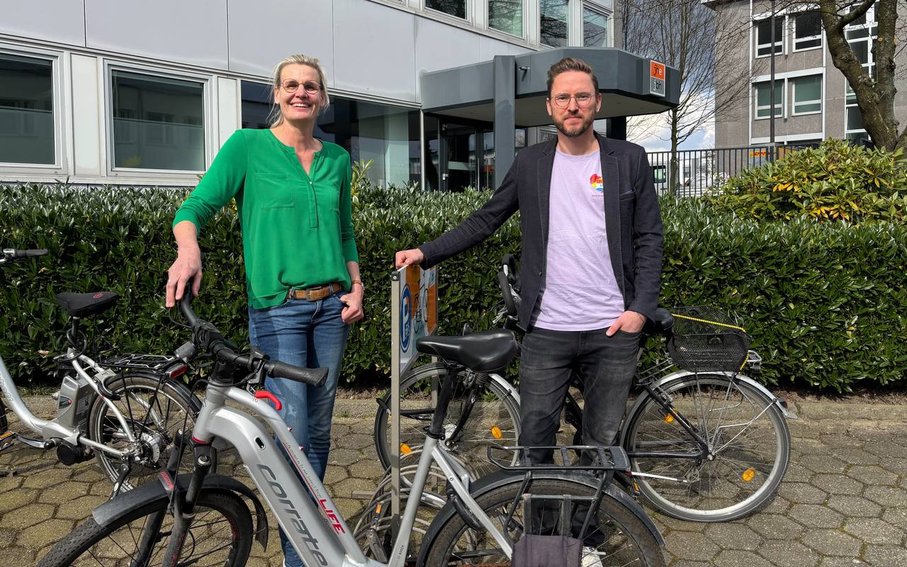 Eine Frau und ein Mann stehen bei Fahrradständer