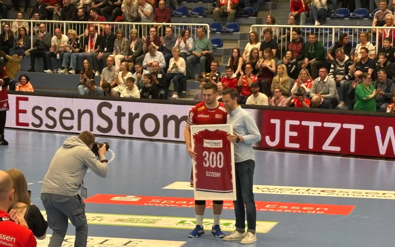 Kapitän Dennis Szczesny wird für sein 300. Spiel für den TUSEM Essen ausgezeichnet.