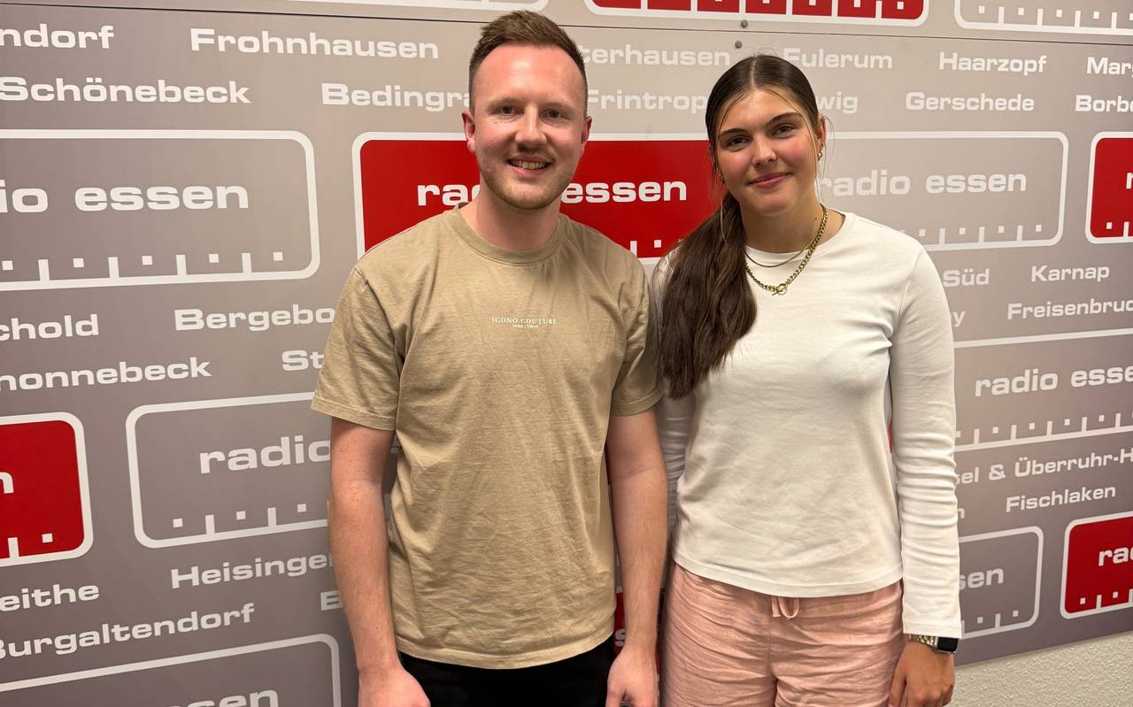 Torhüterin Sophia Winkler mit Sportreporter Mario Arlt.