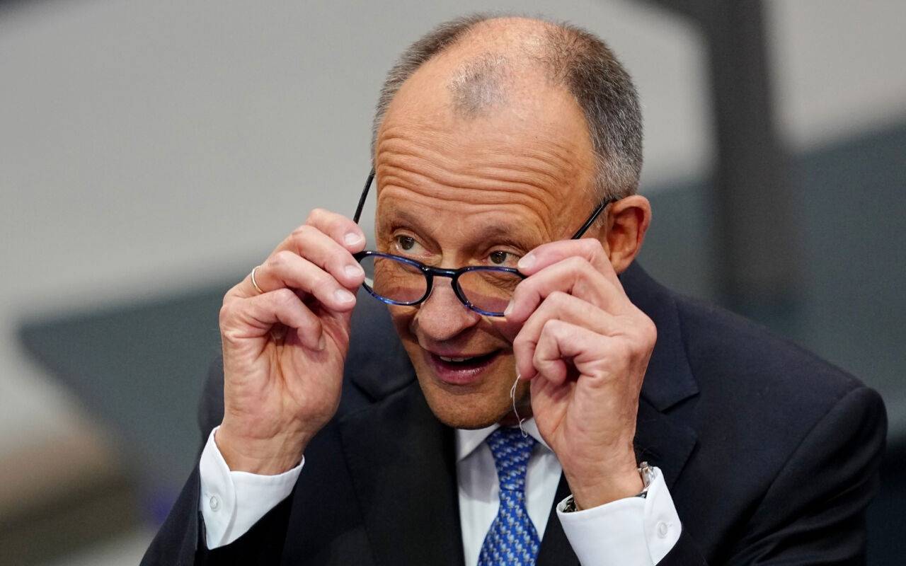 Der designierte Bundeskanzler Friedrich Merz (CDU) steht im Bundestag bei der Kanzlerwahl. CDU-Chef Friedrich Merz ist bei der Kanzlerwahl im Bundestag im ersten Wahlgang durchgefallen.