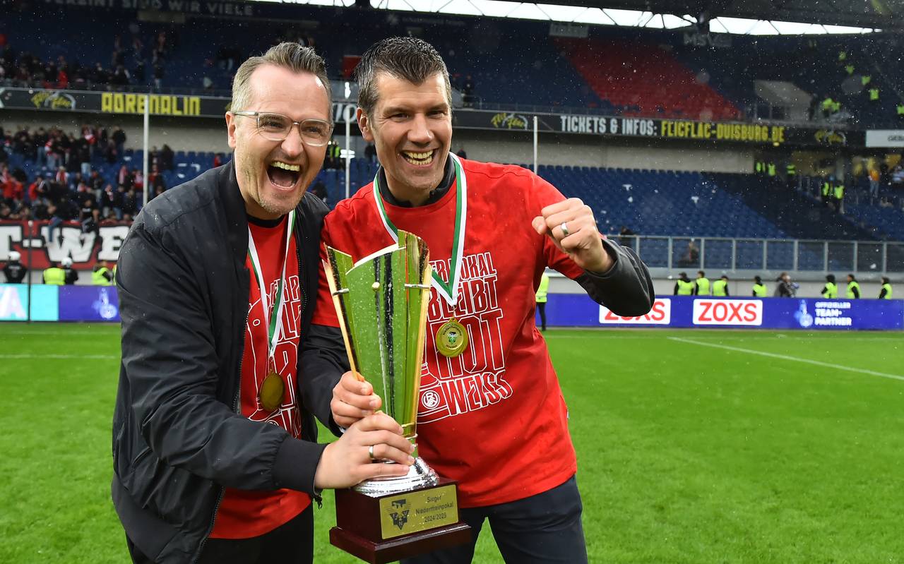 RWE-Sportdirektor Christian Flüthmann und Direktor Profifußball Marcus Steegmann mit dem Pokal.