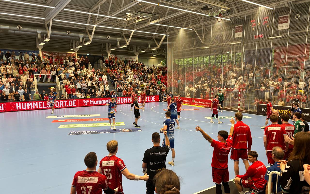 Kampf um jeden Ball: TUSEM Essen liefert sich mit dem VfL Lübeck-Schwartau ein packendes Duell um den Ligaverbleib.