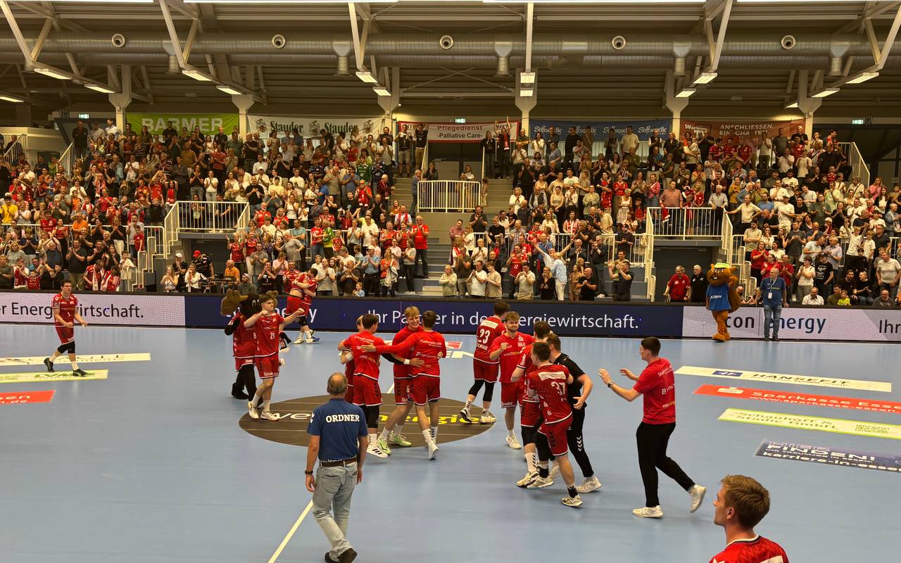 Ausverkaufte Halle, Gänsehaut-Atmosphäre: 2.413 Fans feiern TUSEM Essens Klassenerhalt gegen den VfL Lübeck-Schwartau.