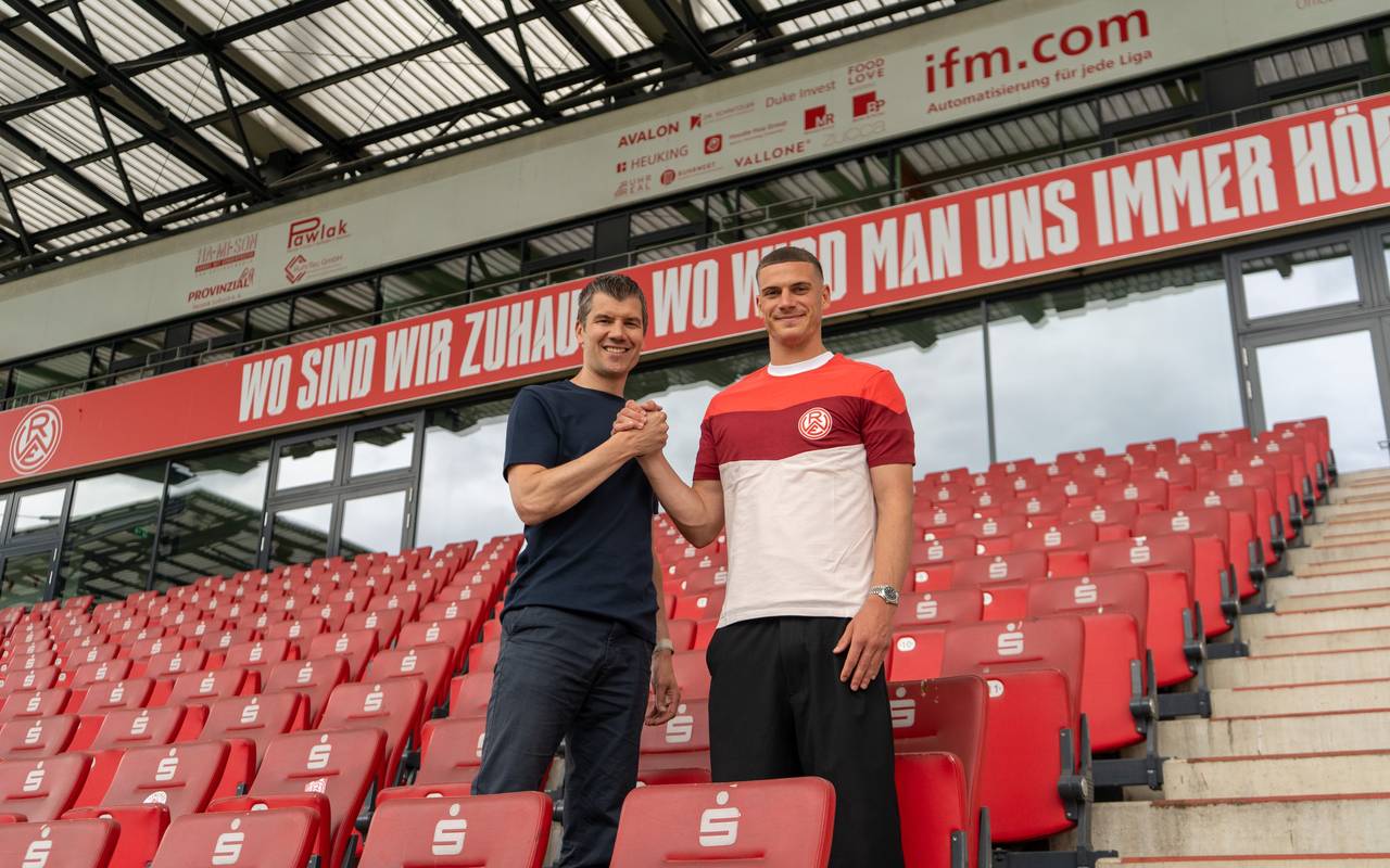 Rot-Weiss Essen Neuzugang Luca Bazzoli (rechts) mit RWE-Kaderplaner Marcus Steegmann.