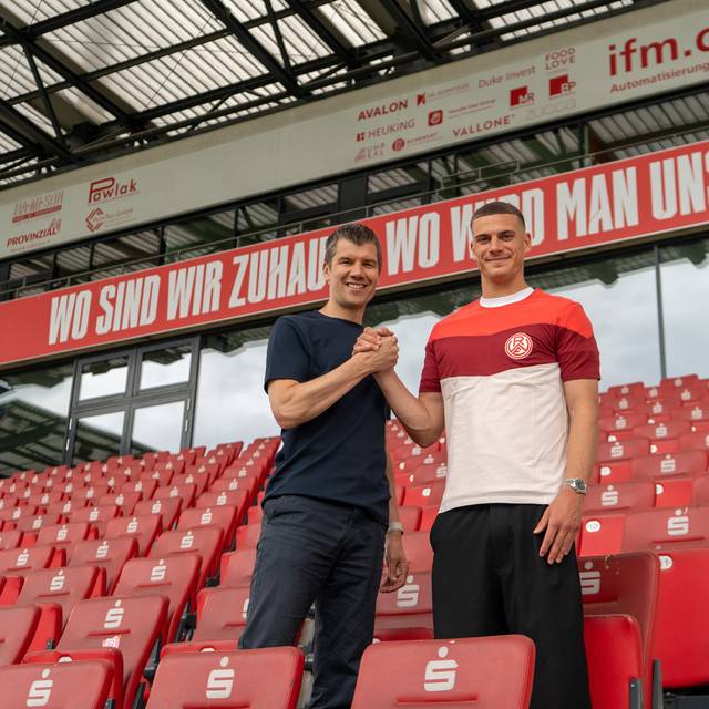 Rot-Weiss Essen Neuzugang Luca Bazzoli (rechts) mit RWE-Kaderplaner Marcus Steegmann.