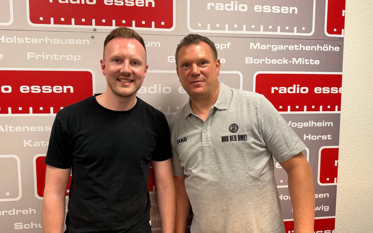 Podcast-Host Mario Arlt mit RWE-Trainer Uwe Koschinat.