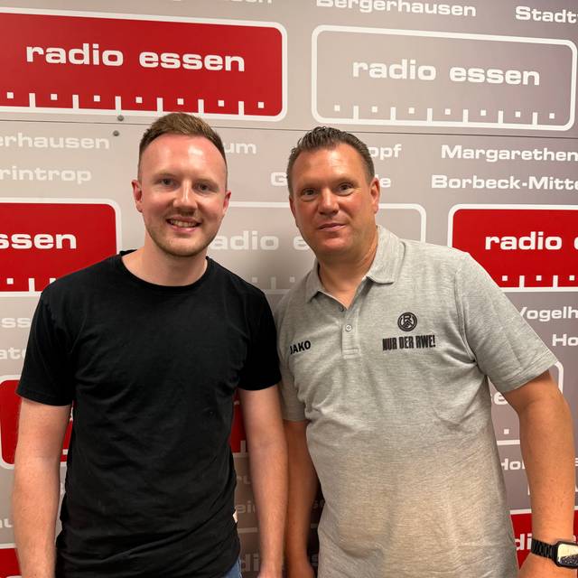 Podcast-Host Mario Arlt mit RWE-Trainer Uwe Koschinat.