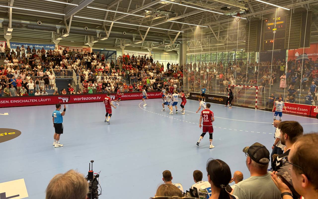 Intensive Szenen im Sportpark Am Hallo: TUSEM Essen und der Dessau-Roßlauer HV liefern sich vor 1.926 Fans ein hart umkämpftes Spiel in der 2. Handball-Bundesliga.