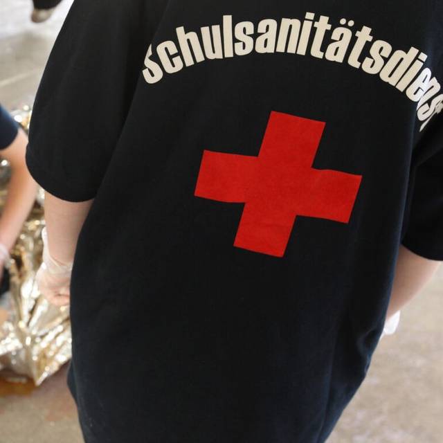 Schüler vom Schulsanitätsdienst leisten in Lingen in einer gestellten Situation Erste Hilfe. Die Johanniter-Unfall-Hilfe fordert für Niedersachsen und Bremen verpflichtende Wiederbelebungskurse ab der siebten Klasse.