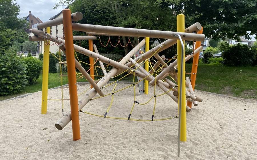 Das neue Klettergerüst am Püttmannweg Spielplatz in Bedingrade.