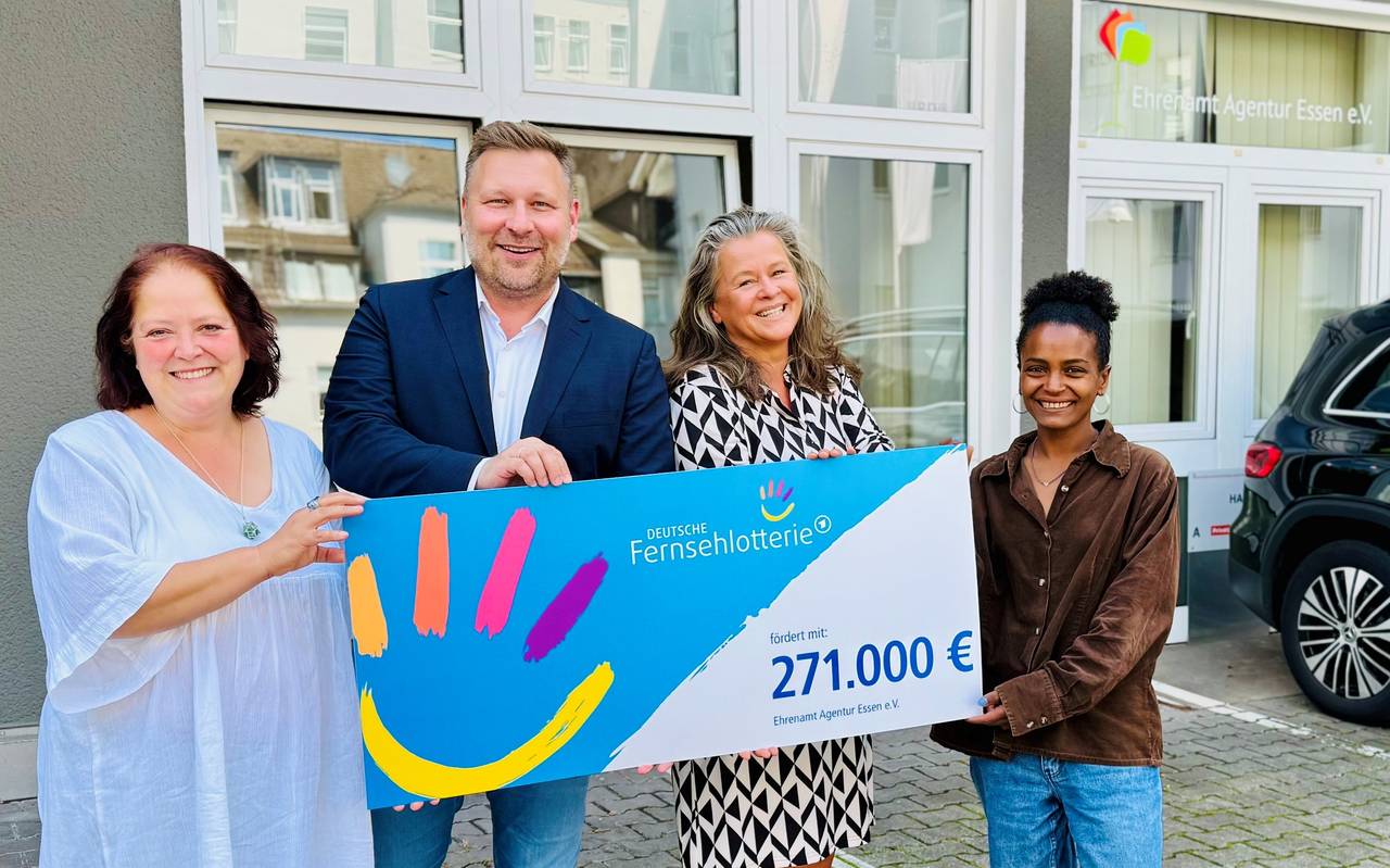 v.l.n.r. Angie Landes, Projektleiterin des Ehrenamt Agentur Essen e.V.; Stephan Masch, Repräsentant der DEUTSCHEN FERNSEHLOTTERIE; Janina Krüger, Geschäftsführerin des Ehrenamt Agentur Essen e.V. & Sara Mulatu, Projektleiterin im Projekt ´Gemeinsam statt einsam – Jung trifft Alt´ bei der symbolischen Übergabe der Fördermittel in Essen