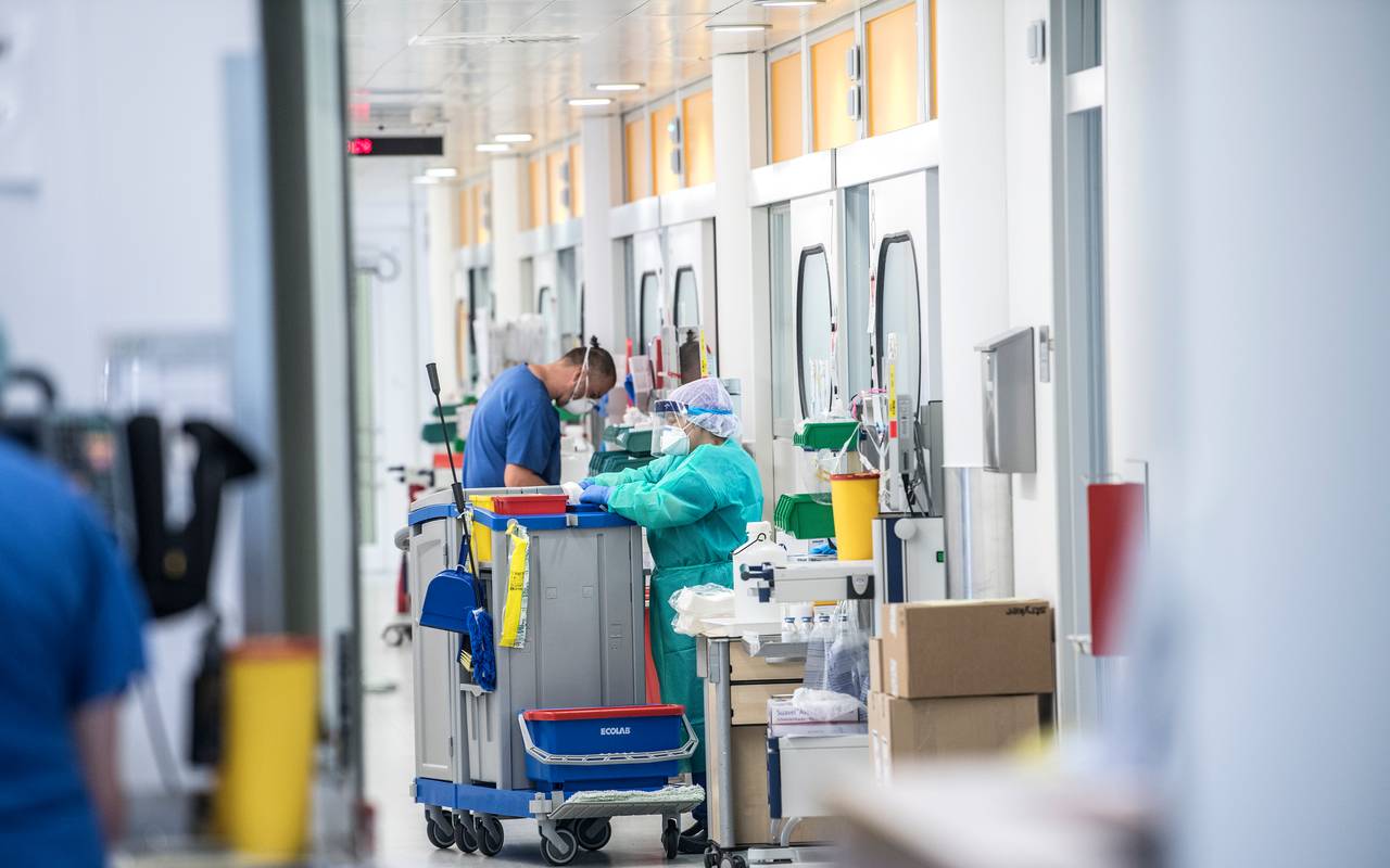 Pflegekräfte stehent am Dienstag, 06.Mai.2020, auf dem Flur der Covid- 19 Schwerpunkt Intensivabteilung IT 2 des Universitätsklinikums Essen
