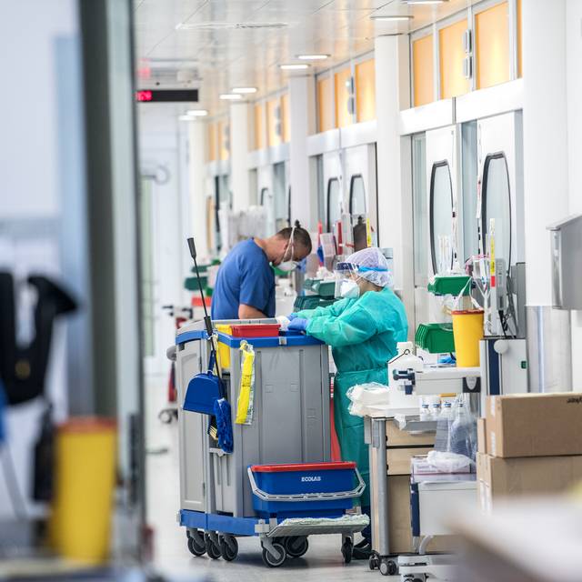 Pflegekräfte stehent am Dienstag, 06.Mai.2020, auf dem Flur der Covid- 19 Schwerpunkt Intensivabteilung IT 2 des Universitätsklinikums Essen
