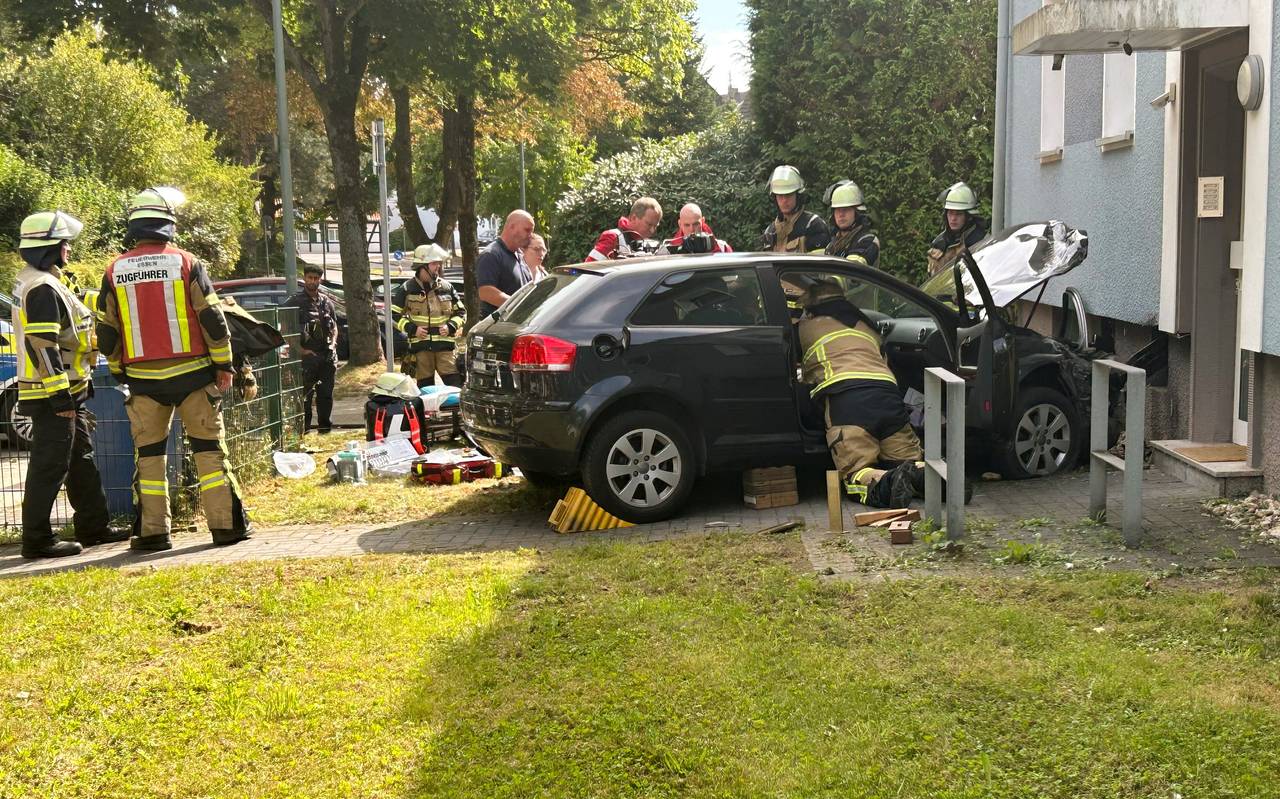 Unfall mit Auto gegen eine Hauswand in Essen