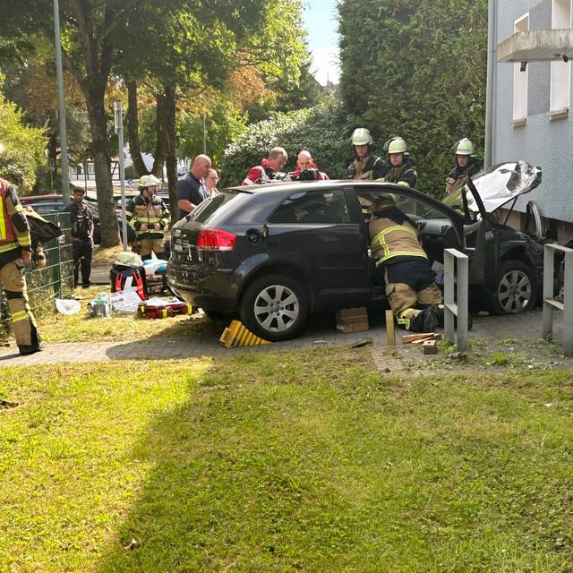 Unfall mit Auto gegen eine Hauswand in Essen