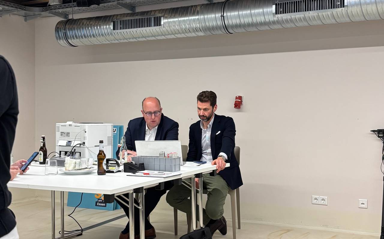 Matthias Hauer und Fabian Schrumpf von der CDU Essen schauen gebannt auf die Auszählung der Kommunalwahl-Stimmen 2025.