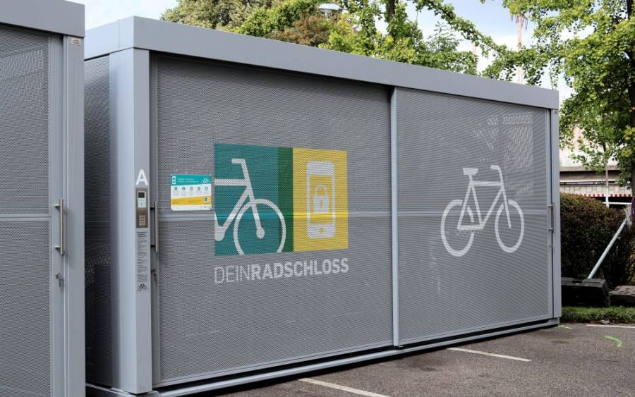 Am Essener Hauptbahnhof auf dem Parkplatz an der Weiglestraße wurden vier Fahrradgaragen für Radfahrende in Betrieb genommen.