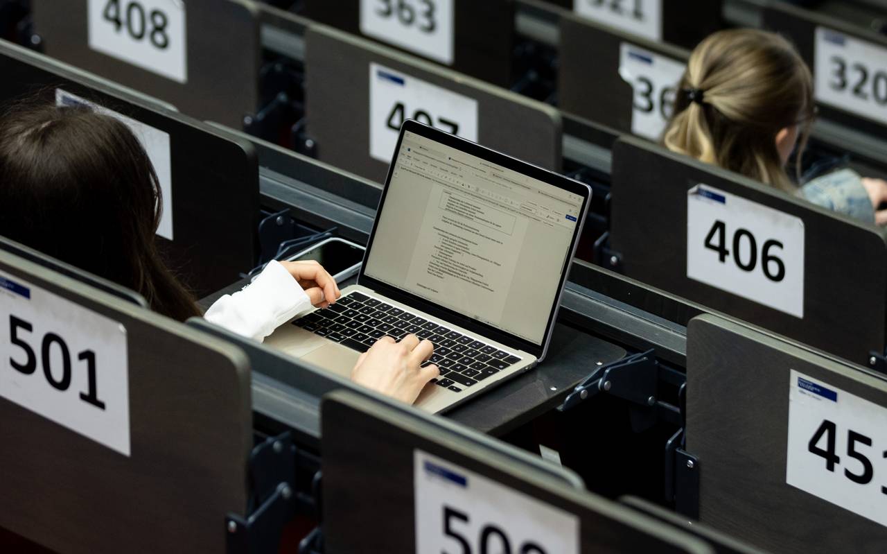 Symbolbild einer Studentin am Laptop in der Uni.