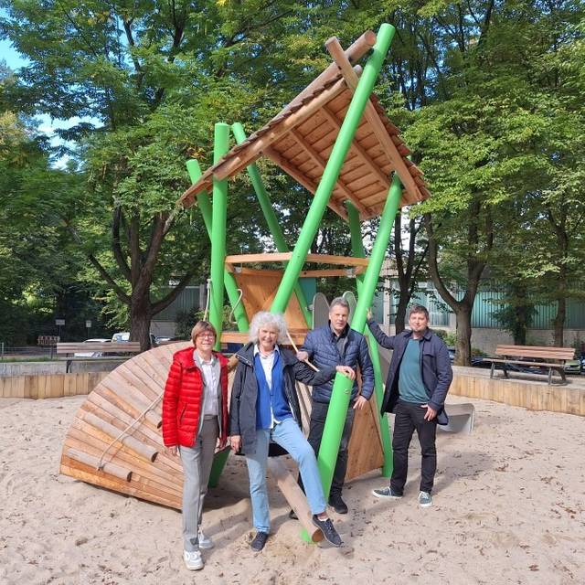 Eröffnung des Spielplatzes an der Planckstraße in Holsterhausen (v.l.n.r.): Simone Raskob, Dezernentin für Umwelt, Verkehr und Sport, Doris Eisenmenger, Bezirksbürgermeisterin, Andreas Bergknecht und Mattis Ricken, Grün und Gruga Essen.