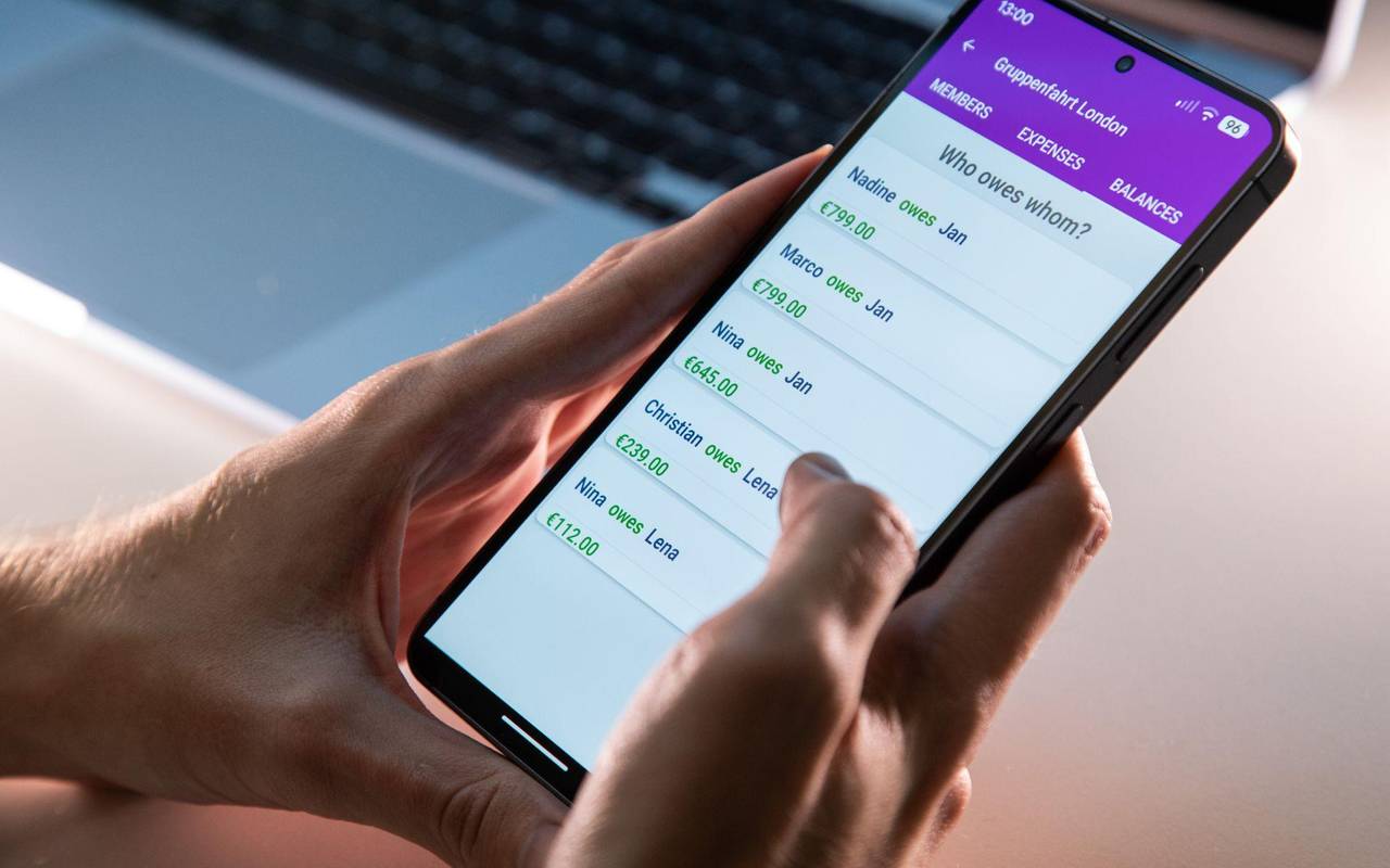 Mann nutzt die App «Split it Easy»