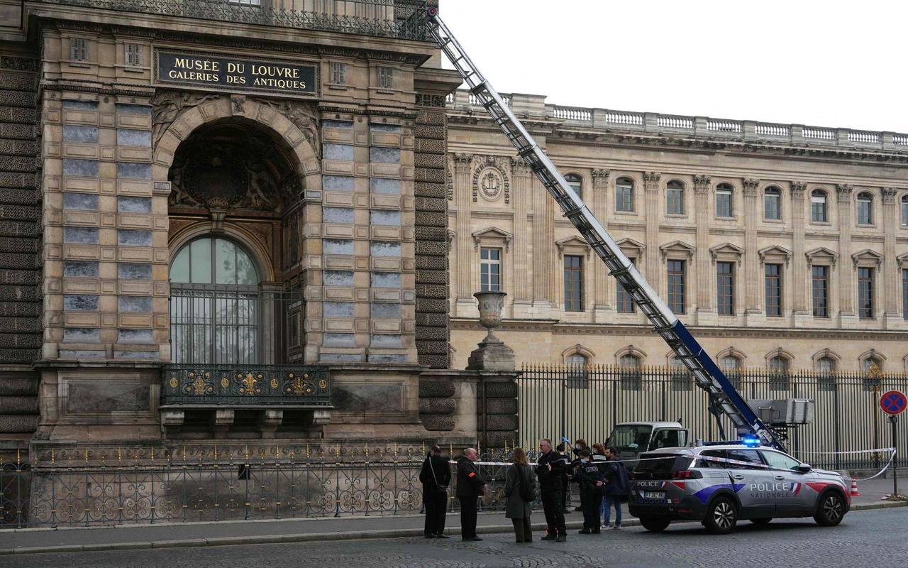 Einbruch in Louvre in Paris