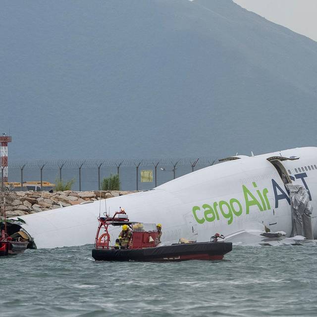 Jumbo-Jet rutscht über Landebahn in Hongkong