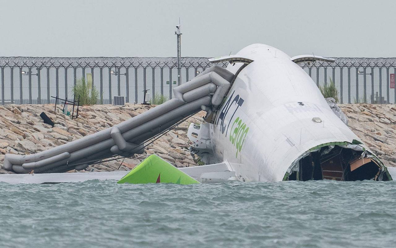 Jumbo-Jet rutscht über Landebahn in Hongkong