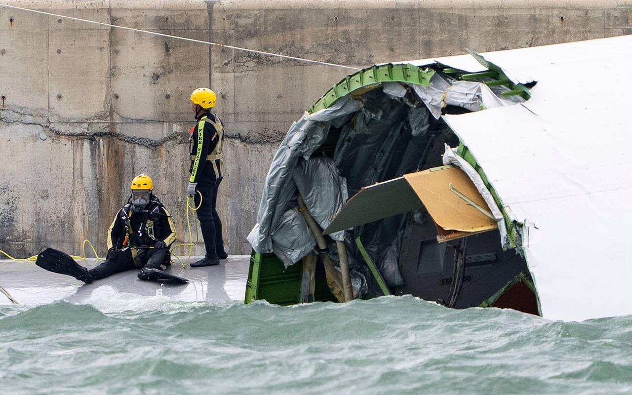 Jumbo-Jet rutscht über Landebahn in Hongkong