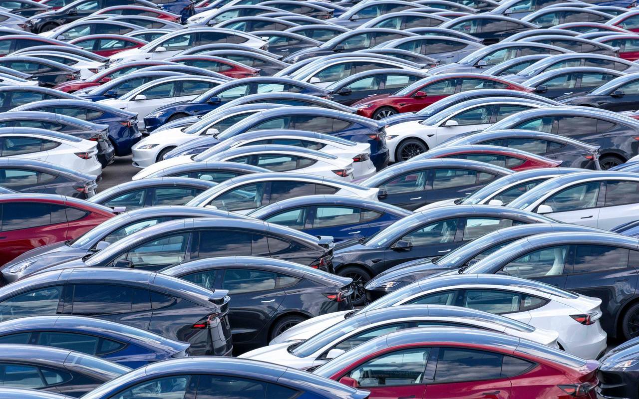 Neue Tesla-Autos auf dem Lagerplatz