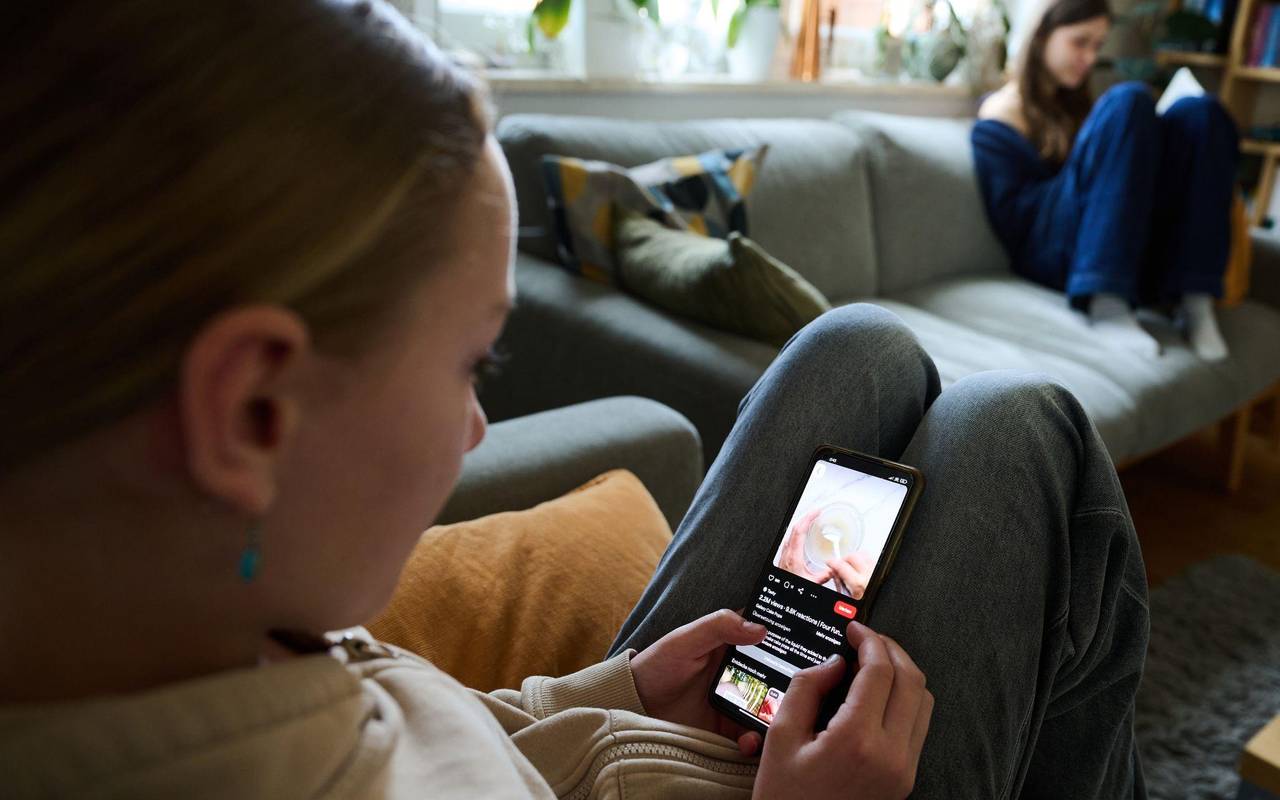 Symbolbild - Smartphone-Nutzung bei Kindern