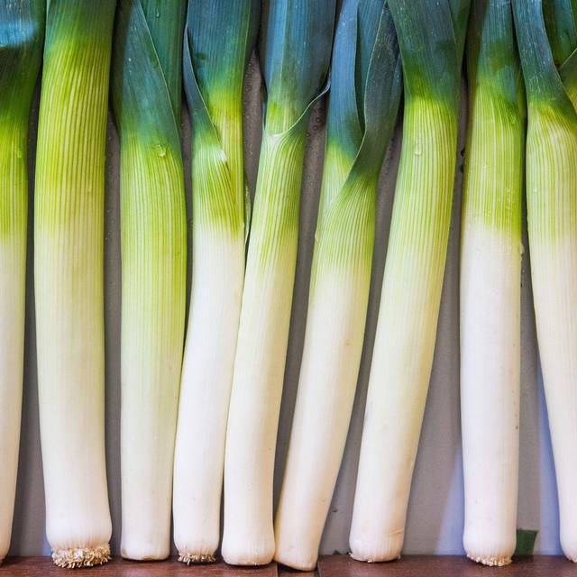 Lauchstangen liegen in ener Kiste