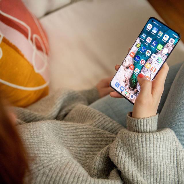 Verschiedene Apps sind auf einem Smartphone zu sehen