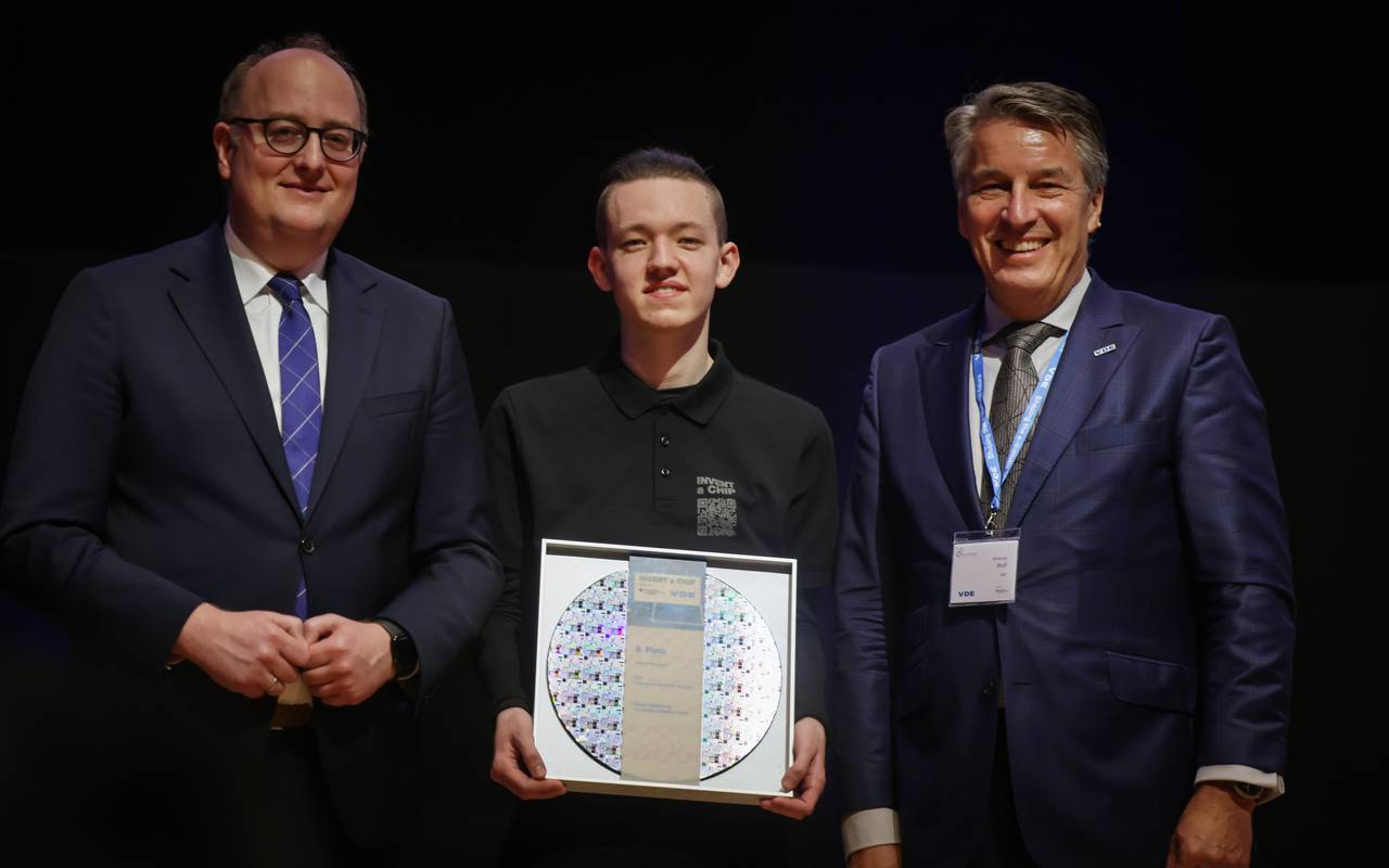 Anton Wagner, 9. Platz INVENT a CHIP, mit Matthias Hauer (Parlamentarischer Staatssekretär BMFTR, links) und Alf Hendryk Wulf (VDE Präsident, rechts)