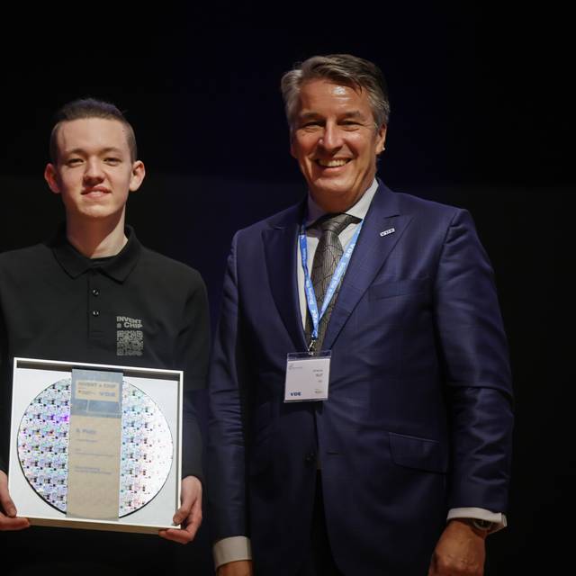 Anton Wagner, 9. Platz INVENT a CHIP, mit Matthias Hauer (Parlamentarischer Staatssekretär BMFTR, links) und Alf Hendryk Wulf (VDE Präsident, rechts)
