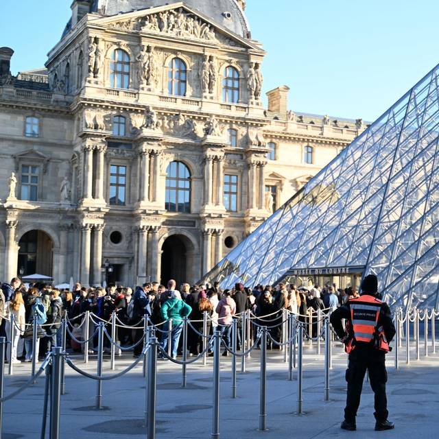 Nach Raubüberfall auf Louvre in Paris