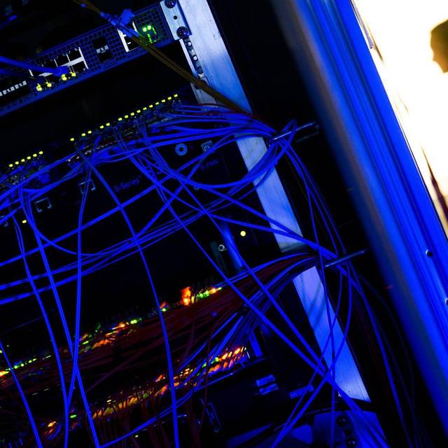 Ein Serverschrank mit blinkenden Lampen und Kabeln