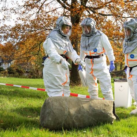 Einsatzkräfte untersuchen das fiktive Wildschwein; Foto: Feuerwehr Essen